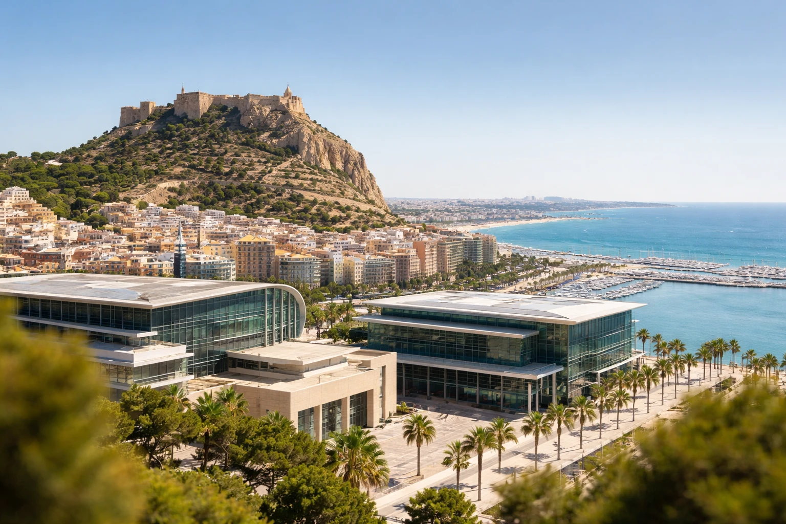 Panorama del castello di Alicante con la costa e edifici moderni in primo piano